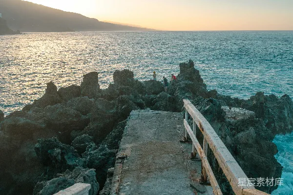 高清摄影 傍晚夕阳下的木制小径通往海边