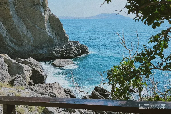 高清摄影 一块石头坐在海边悬崖的一侧