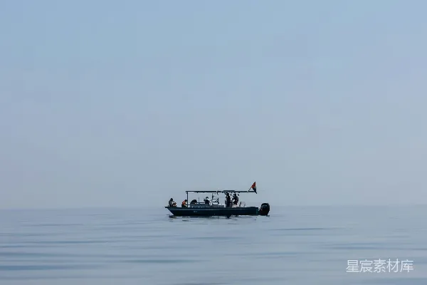 高清摄影 一艘小船漂浮在一片大型水域上