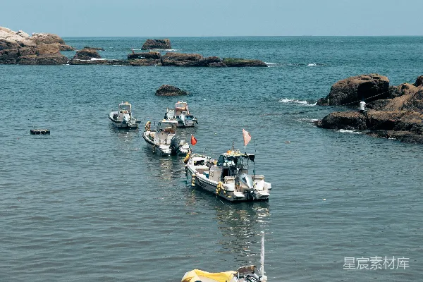 高清摄影 一队船只漂浮在水面之上