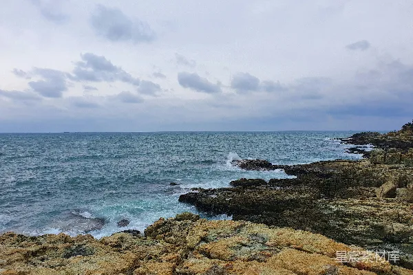 高清摄影 棕色岩石在海附近在白天的白云下形成的场景
