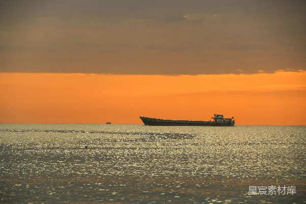 高清摄影 夕阳下的黑船