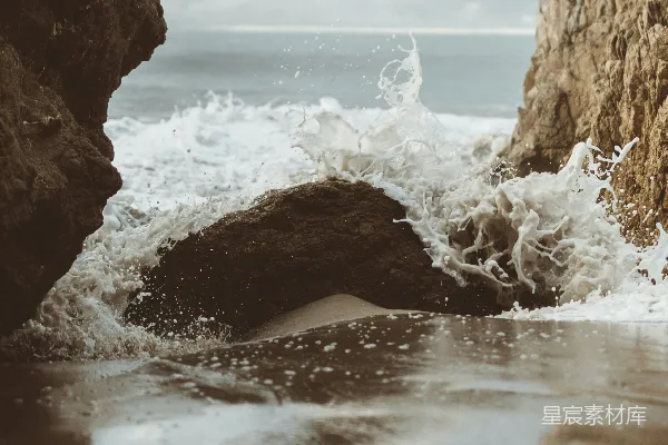 高清摄影 白天海浪侵蚀形成的岩石景观