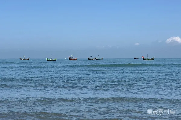 高清摄影 一群船只漂浮在一大片水面上