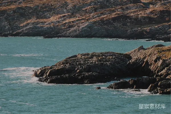 高清摄影 一片靠近岩石海岸的大水域