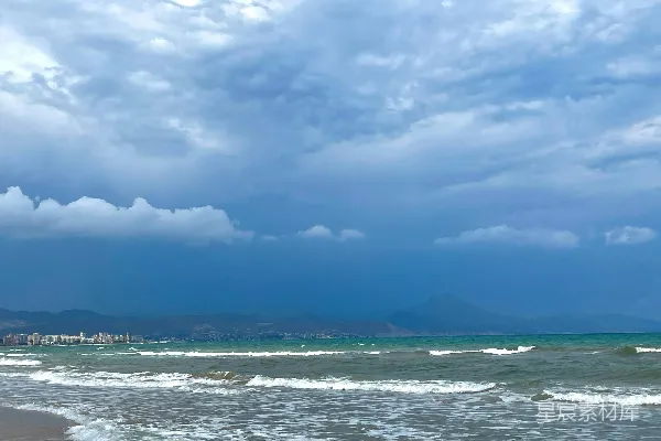 高清摄影 海滩上行走的人带着冲浪板