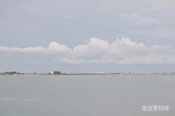 高清摄影 天空中平静的海与云悬浮着。