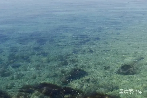 高清摄影 背景中有岩石和陆地的水域