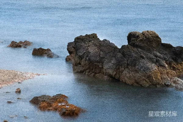 高清摄影 白天海边的棕色岩石形成