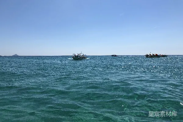 高清摄影 水上动力艇在蓝天下的身影