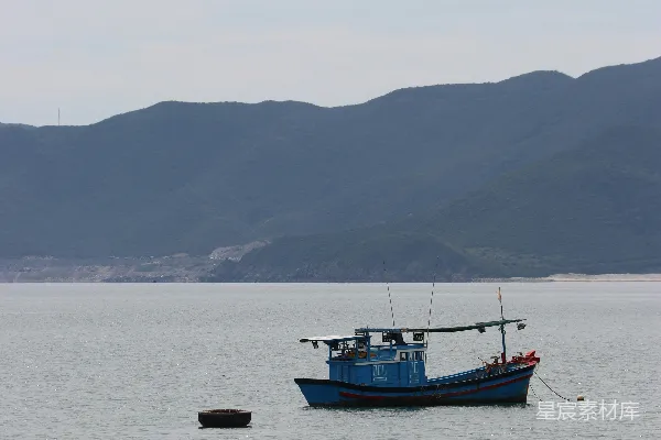 高清摄影 一艘蓝色的捕鱼船漂浮在平静的大海中。