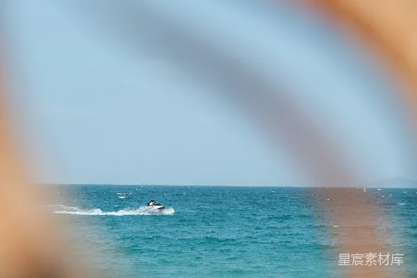 高清摄影 海边一个冲浪者在海面上