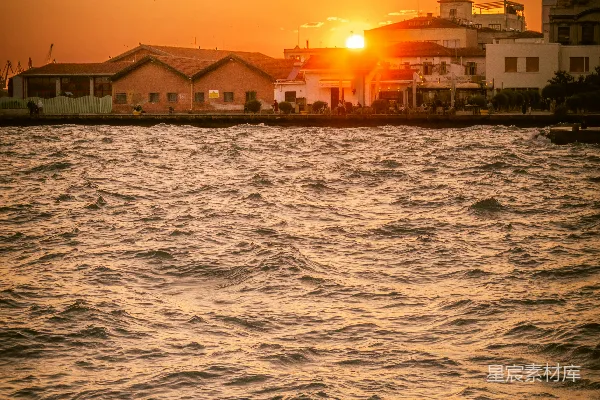 高清摄影 夕阳为水边的建筑披上暖色。