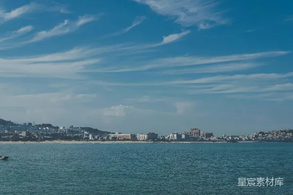 高清摄影 背景中有城市的水域