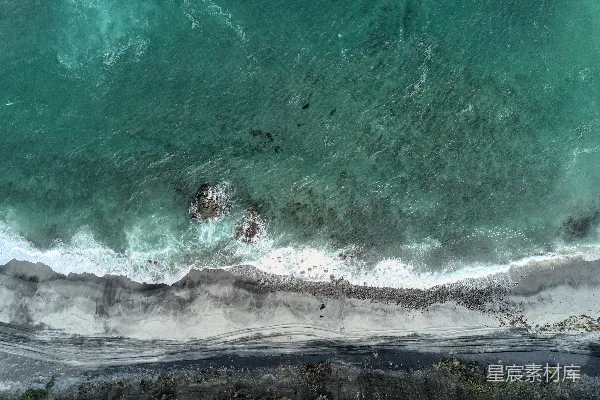 高清摄影 岩石上的海浪 crashing 轻轻地还原为撞击更为贴切