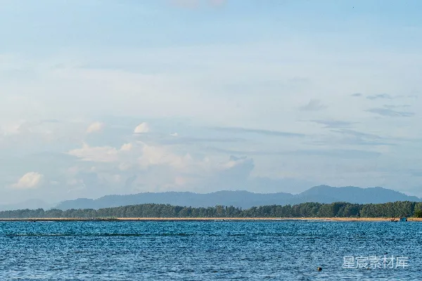 高清摄影 漂浮在一大片水体上的小船