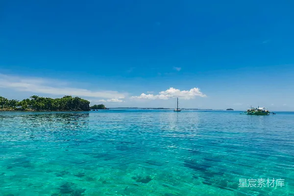 高清摄影 湖中有船只，远处有一片陆地。