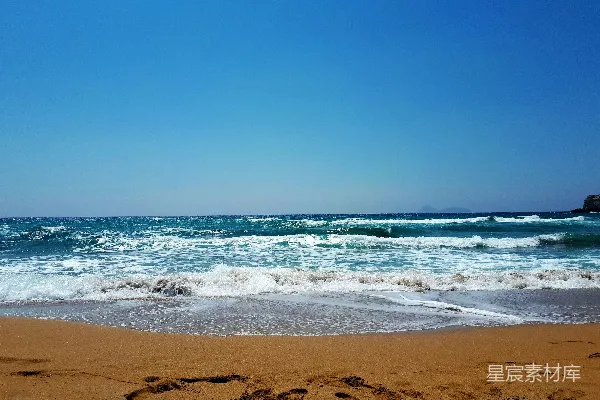 高清摄影 海浪在白天拍击着海岸