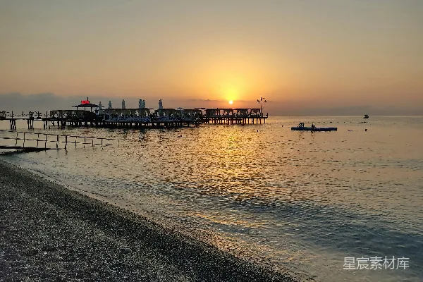 高清摄影 海滩上的太阳正在 Setting 下水。