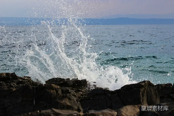 高清摄影 岩石上的海浪涌动