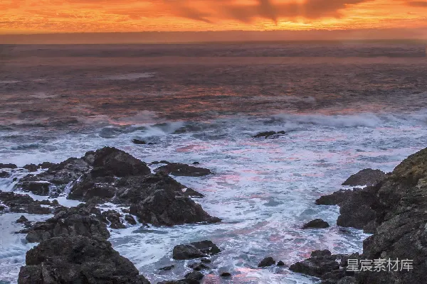 高清摄影 夕阳下的岩石海岸与海浪