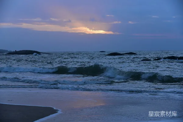 高清摄影 夕阳下海浪拍打在岸边