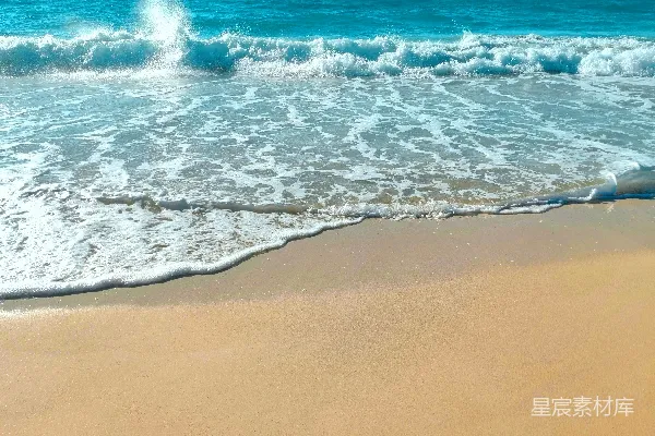 高清摄影 晴朗天空下沙白的海滩，蓝色的大海波浪。