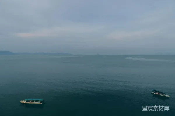 高清摄影 几条船漂浮在一大片水面上