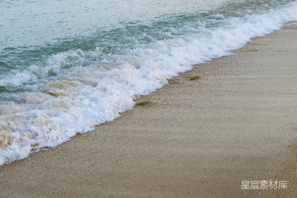 高清摄影 一个拿着冲浪板走在海滩上的一个人