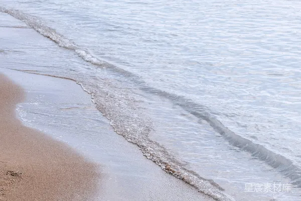 高清摄影 一个拿着冲浪板走在海滩上的人