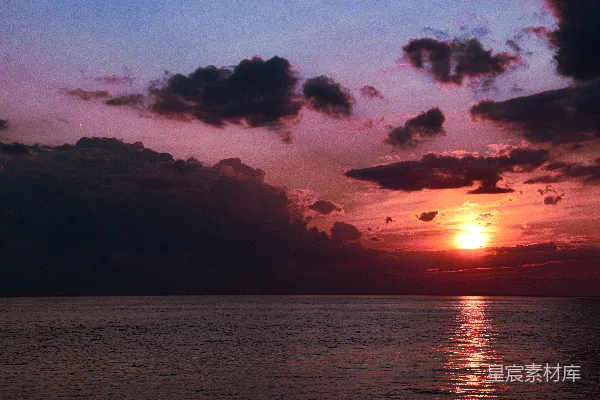 高清摄影 一天 cloudy 天，夕阳西下于海面。