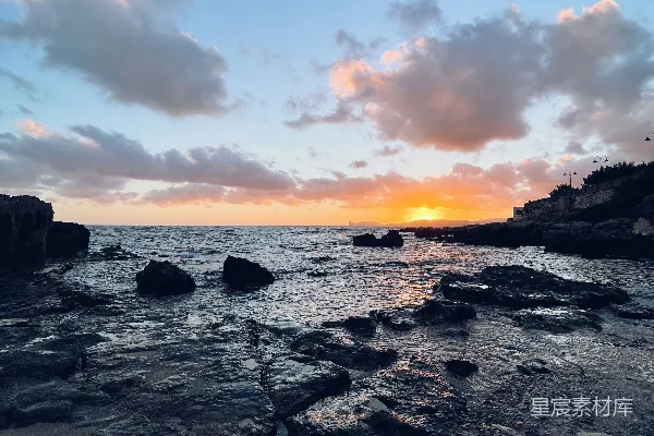 高清摄影 一片岩石嶙峋的海滩与日落