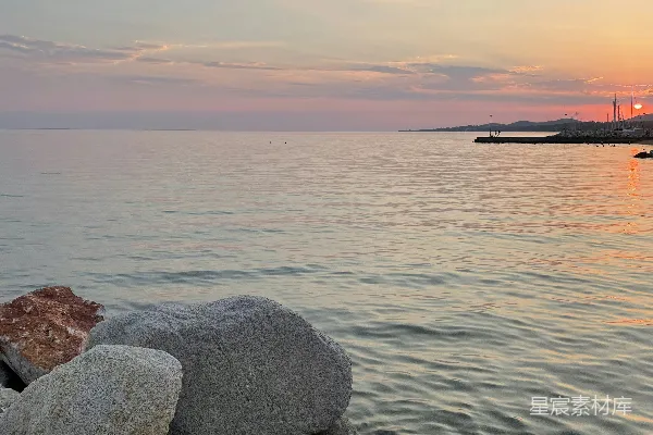 高清摄影 夕阳落于水面与岩石之上