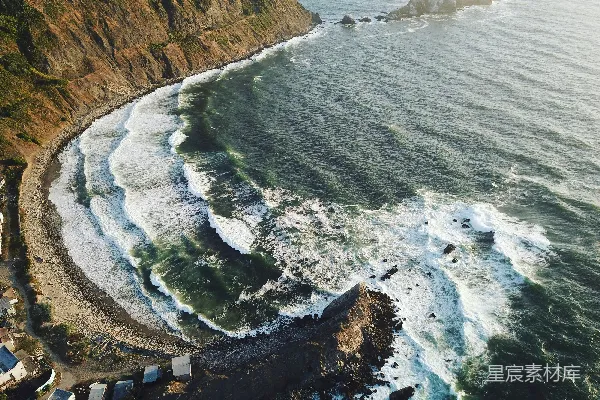 高清摄影 白天的海浪在岸边拍打的空中俯视景象