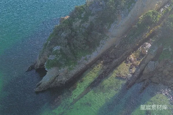 高清摄影 海洋中一座岛屿的空中俯瞰图
