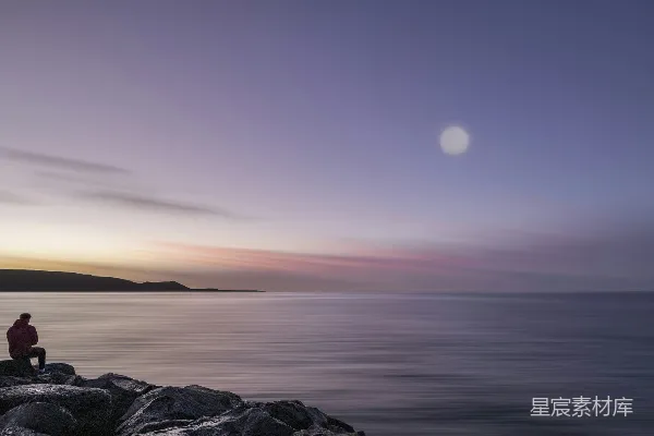 高清摄影 一个人坐在岩石上望着水面