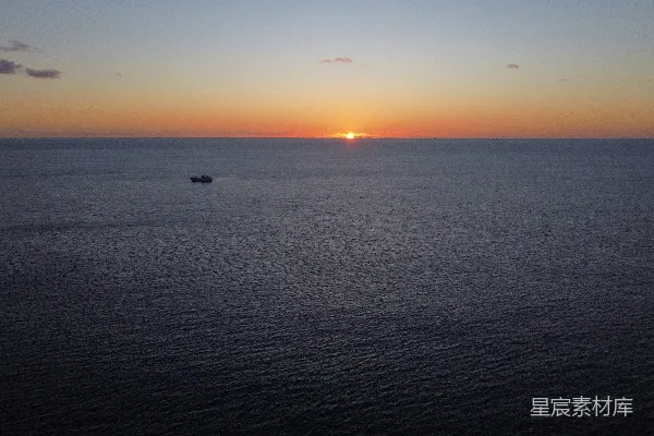高清摄影 海上的小船在夕阳西下时