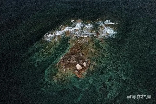 高清摄影 水中的一块岩石