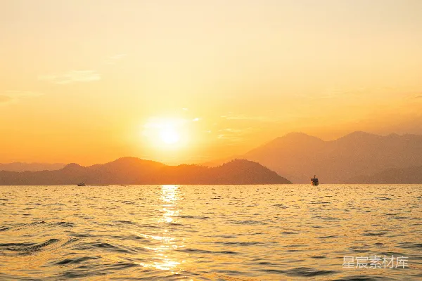 高清摄影 夕阳西下，背景是山峦。