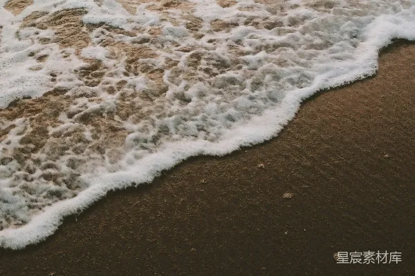 高清摄影 海滩上一个人拿着冲浪板行走