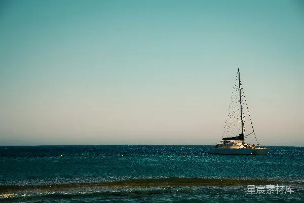 高清摄影 海上一艘帆船漂浮着
