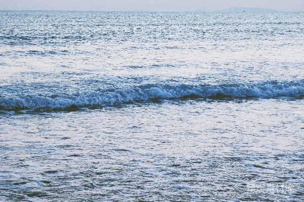 高清摄影 灰天空中日间波涛汹涌的海浪