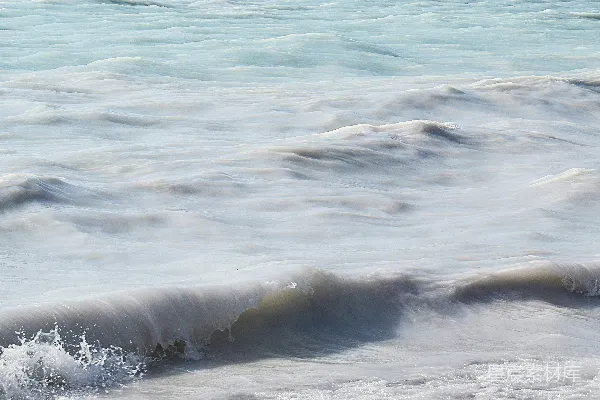 高清摄影 海边一名男子骑在波浪上的冲浪板上
