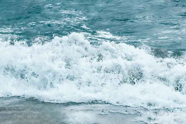 高清摄影 海洋中一个骑在冲浪板上的人波浪中