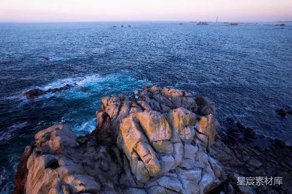 高清摄影 一大片水域靠近岩石海岸