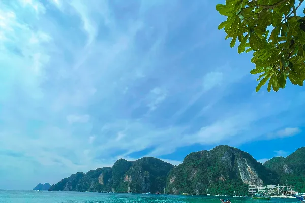 高清摄影 几艘船停靠在沙滩上。