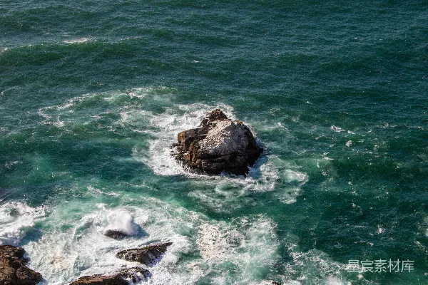 高清摄影 前景中有岩石的海景俯视图