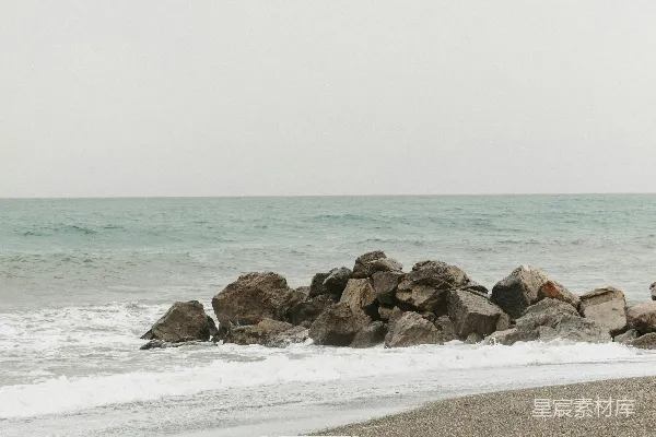 高清摄影 平静的海浪 crashing 上 rocky 浪击 贝壳滩。