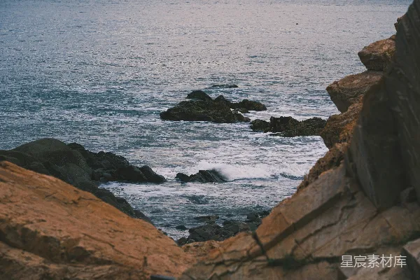 高清摄影 岩石海岸上眺望大海