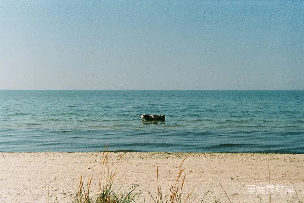 高清摄影 白天黑船在海上的场景